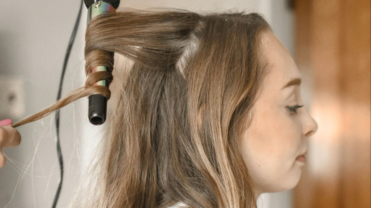 5 Annoying Things You Do That Your Hair Stylist Hates