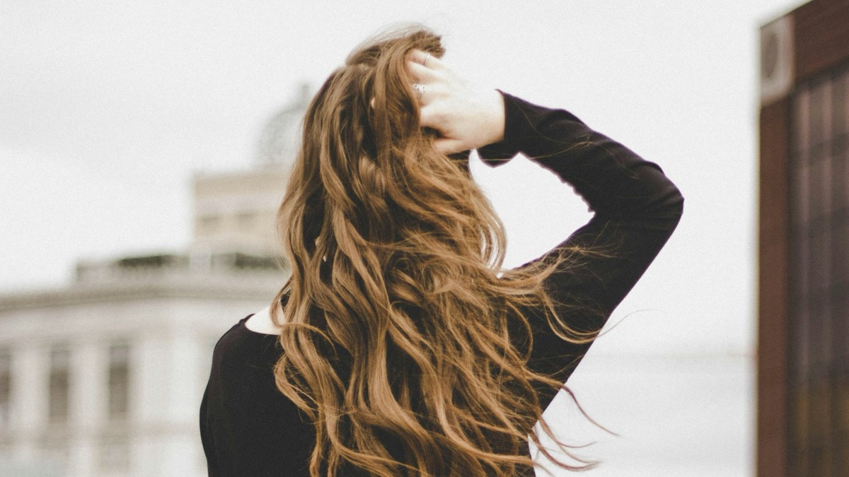 5 Essential Tips To Care For Wavy Hair