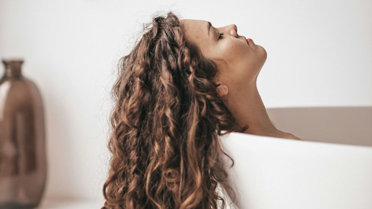 5 Essential Tips To Care For Wavy Hair
